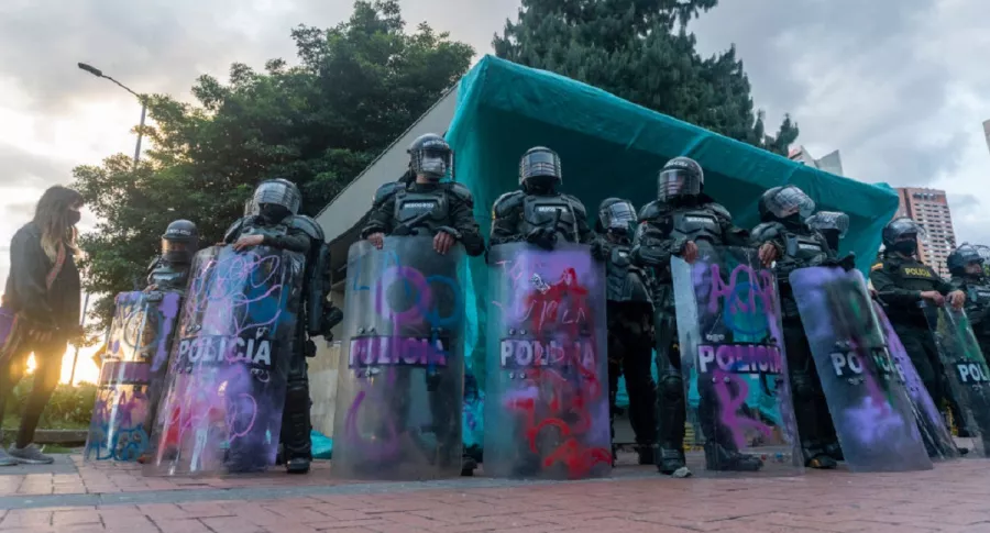Las marchas que tuvieron origen en el parque de los Hippies de la localidad de Chapinero y avanzaron hacia la Plaza de Bolívar, terminaron en graves enfrentamientos. Foto de agentes del Escuadrón Móvil Antidisturbios. 