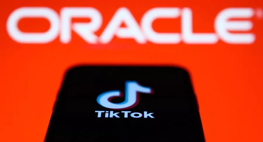Logos de TikTok y Oracle. Esta última compañía habría llegado a un acuerdo para ser socia, en Estados Unidos, de ByteDance, empresa china dueña de la red social.
