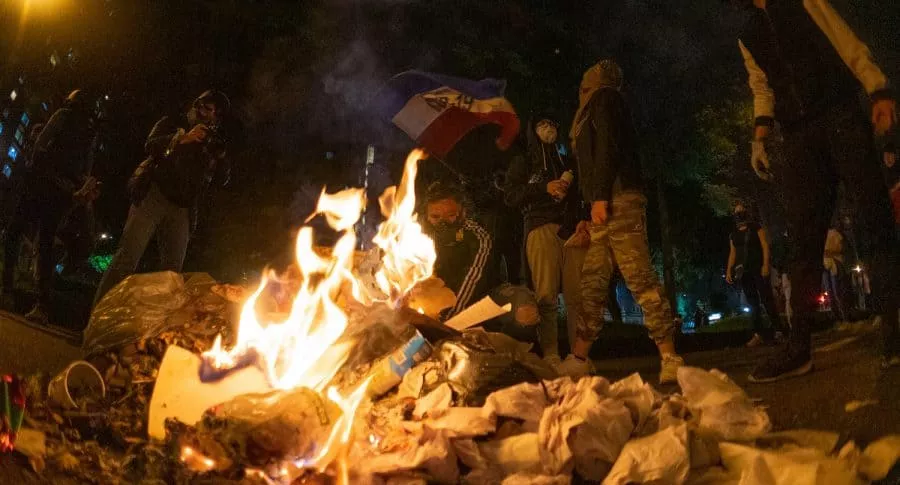 Manifestantes haciendo quemas en medio de protestas en Bogotá, que habrían sido infiltradas por vándalos que se organizaron por chats de Whatsapp