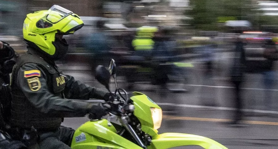 Un policía antidisturbios persigue en motocicleta a manifestantes durante el quinto día consecutivo de protestas contra la brutalidad policial en Bogotá.