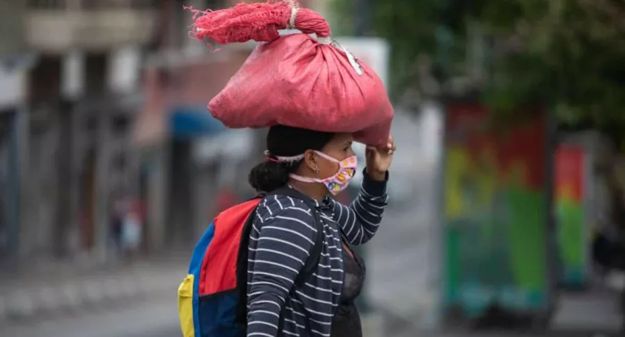 Foto de una venezolana caminando que ilustra nota sobre el regreso de los venezolanos a Colombia, por el fin de la cuarentena.