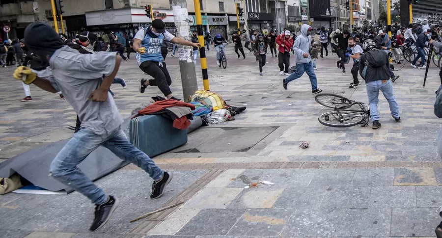Protestas en Bogotá, que dejaron 14 muertos; la más reciente víctima es un joven de 21 años.