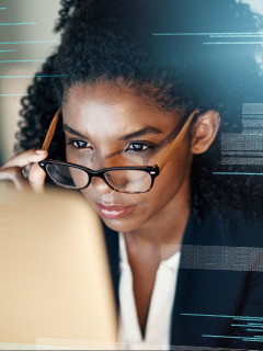 Imagen de mujer viendo datos para mostrar cómo funciona plataforma que optimiza procesos de selección