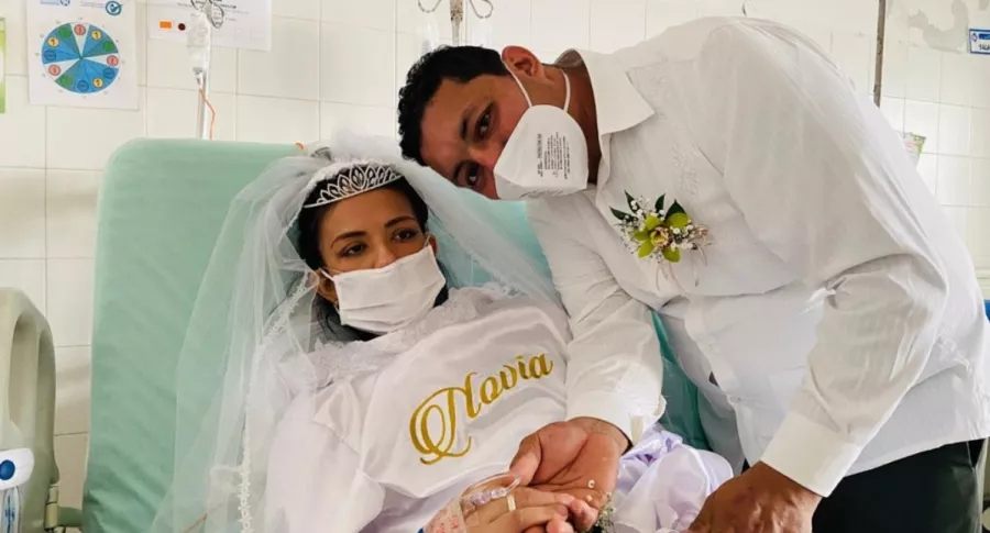 Foto de pareja en Bucaramanga que se casó en un hospital debido a que la novia (que murió 2 días después) tenía cáncer.