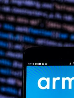 Logo de ARM, que fue vendida a Nvidia recientemente y cuya arquitectura es fundamental en los procesadores de celulares