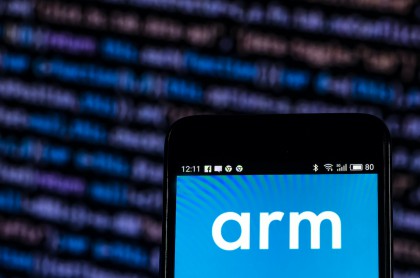 Logo de ARM, que fue vendida a Nvidia recientemente y cuya arquitectura es fundamental en los procesadores de celulares