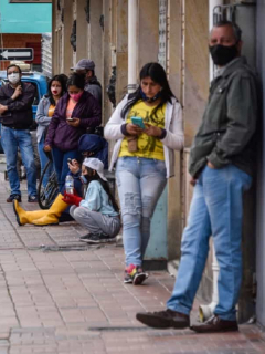 Bogotanos haciendo fila en la calle: la Secretaría anunció que hasta el próximo 31 de octubre van los alivios para morosos de impuestos en Bogotá.