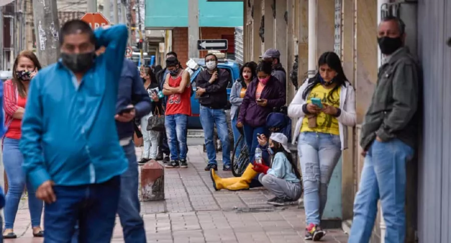 Bogotanos haciendo fila en la calle: la Secretaría anunció que hasta el próximo 31 de octubre van los alivios para morosos de impuestos en Bogotá. 