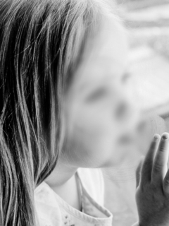 Imagen de niña en la ventana en blanco y negro, que ilustra nota de violación a menor de 4 años en Sudáfrica