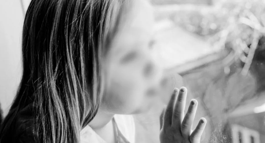 Imagen de niña en la ventana en blanco y negro, que ilustra nota de violación a menor de 4 años en Sudáfrica