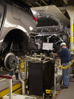 Imagen de trabajadores de fábrica de carros ilustra nota sobre baja producción de vehículos en Colombia por la pandemia