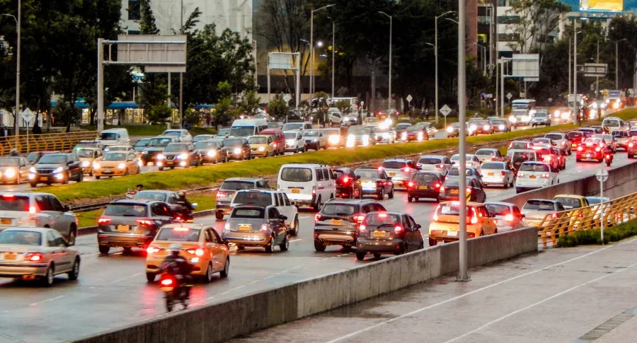 Imagen de tráfico en Bogotá ilustra nota sobre el regreso de pico y placa a la ciudad