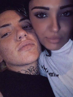 Un italiano posa junto con su hermana a la que mató porque tenía un novio trans.