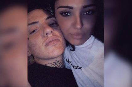 Un italiano posa junto con su hermana a la que mató porque tenía un novio trans.