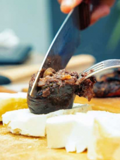Imagen de hombre partiendo una morcilla ilustra nota sobre un internauta al que Instagram le censuró una foto en la que aparecía comiendo ese producto.