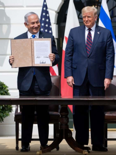 Benjamín Netanyahu durante la firma de los acuerdos bilaterales con los ministros de Relaciones Exteriores de Emiratos Árabes Unidos y Baréin, Abdalá bin Zayed al Nahyan y Abdel Latif al Zayani, respectivamente, y elpresidente Donald Trump