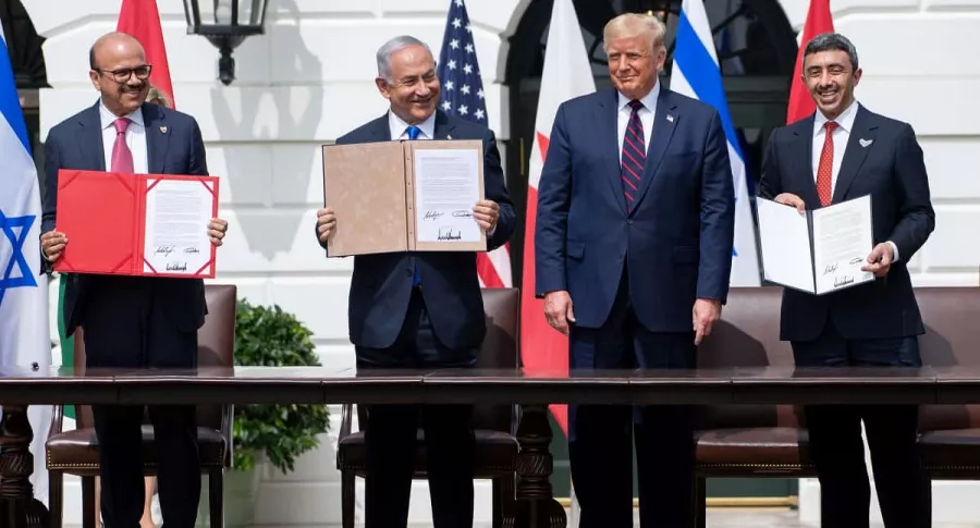 Benjamín Netanyahu durante la firma de los acuerdos bilaterales con los ministros de Relaciones Exteriores de Emiratos Árabes Unidos y Baréin, Abdalá bin Zayed al Nahyan y Abdel Latif al Zayani, respectivamente, y elpresidente Donald Trump