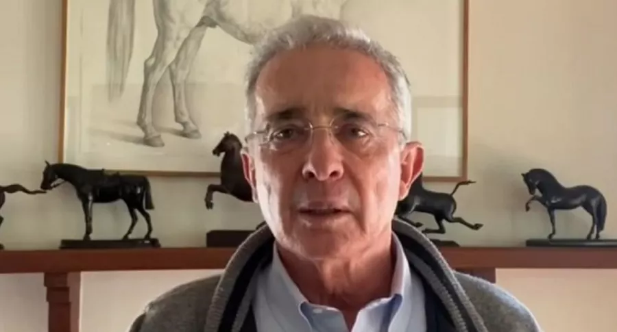Corte entrega a Fiscalía investigación contra Uribe, acá en su finca, por masacres