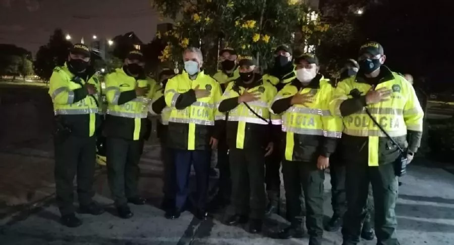 Iván Duque con policías, tras visitar CAI de Bogotá vandalizado en disturbios