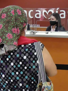 Mujer reclama el giro de Ingreso Solidario en Bancamía