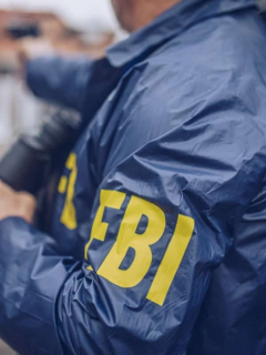 Imagen de un miembro del FBI ilustra nota de un preso que fue liberado por error sin que la agencia de investigación lo sepa.