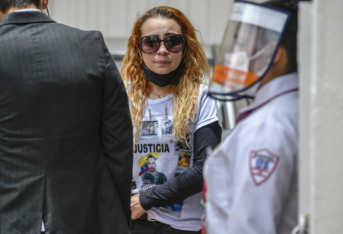 Maura Dotti, esposa de Javier Ordóñez, vistió una camiseta en el funeral para pedir justicia. En la prenda estampó varias imágenes en las que aparecen juntos.