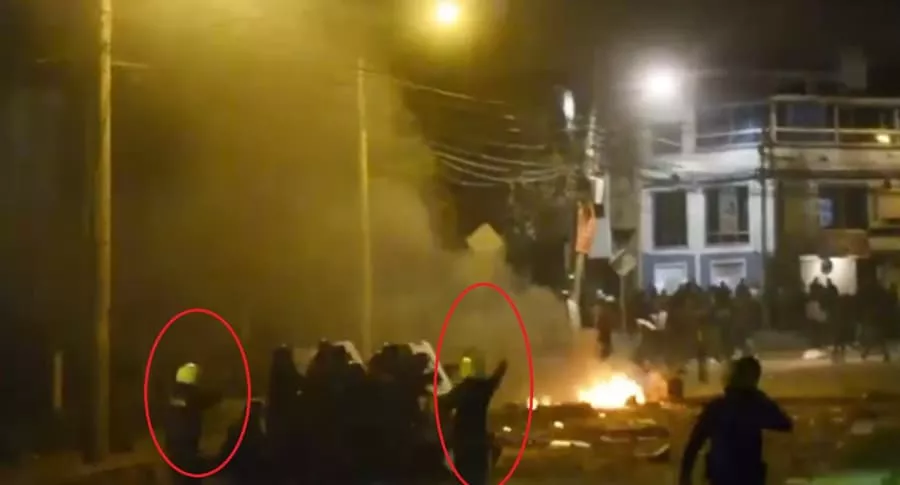 Imagen del video de Policía disparando contra civiles por el que piden renuncia de Mindefensa. 