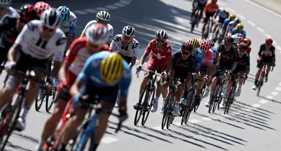 The pack rides during the 18th stage of the 107th edition of the Tour de France cycling race, 168 km between Meribel and La Roche sur Foron, on September 17, 2020. (Photo by KENZO TRIBOUILLARD / AFP)
