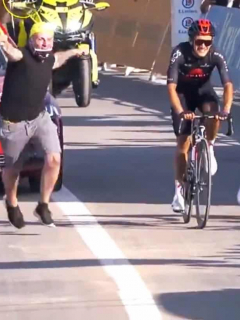 Aficionado se les mete a Carapaz y Kwiatkowski en Tour de Francia