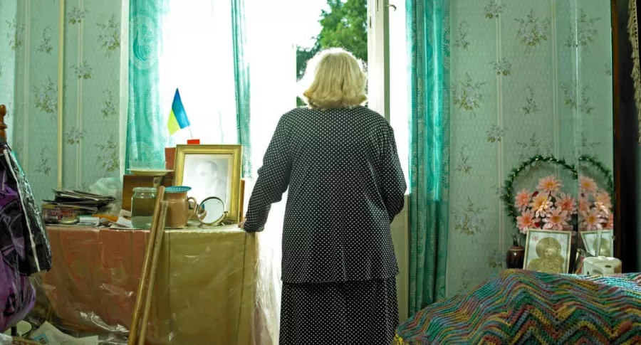 Imagen de anciana en su casa ilustra nota de una mujer en EE. UU. que casi pierde su vivienda porque debía 6 centavos en impuestos.