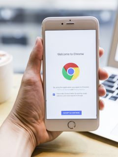 Foto de Google Chrome en un iPhone para ilustrar nota sobre cómo usar ese navegador en lugar de Safari