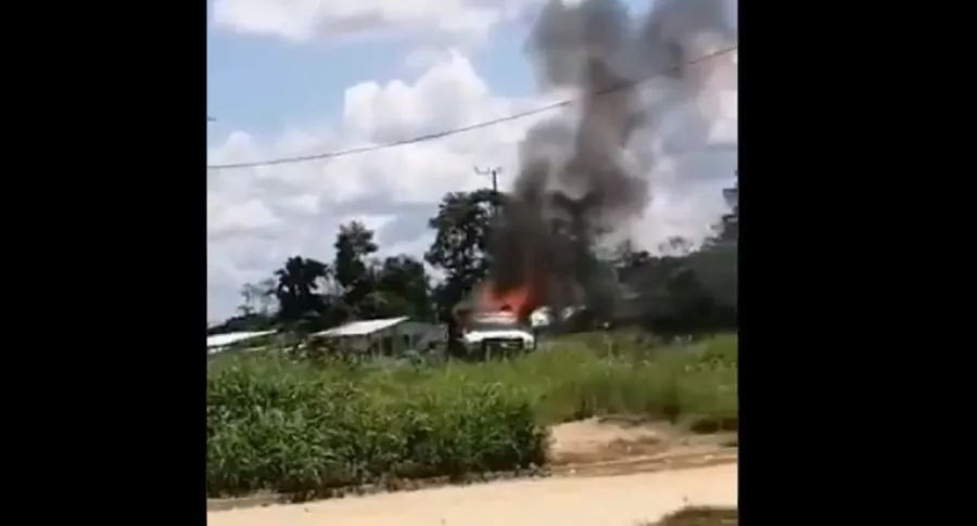 Explota camión con carga peligrosa, en Arauca 