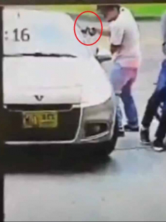 Ladrones roban con pistola en puerta de una casa, en Bogotá.
