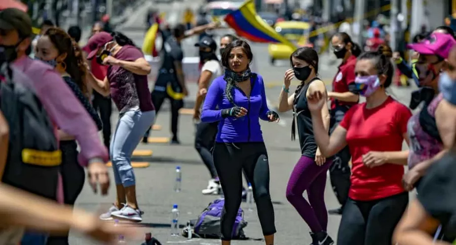 Bogotanos hacen ejercicio en la calle en medio de la pandemia del coronavirus