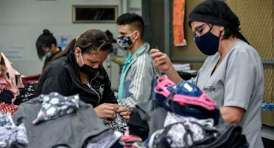 Trabajadores colombianos en fábrica: la pandemia les pegó (de primero y más duro) a los empleados con menores ingresos. 
