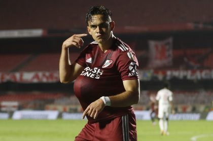 Rafael Santos Borré celebrando su gol en el empate de River Plate contra Sao Paulo en Copa Libertadores