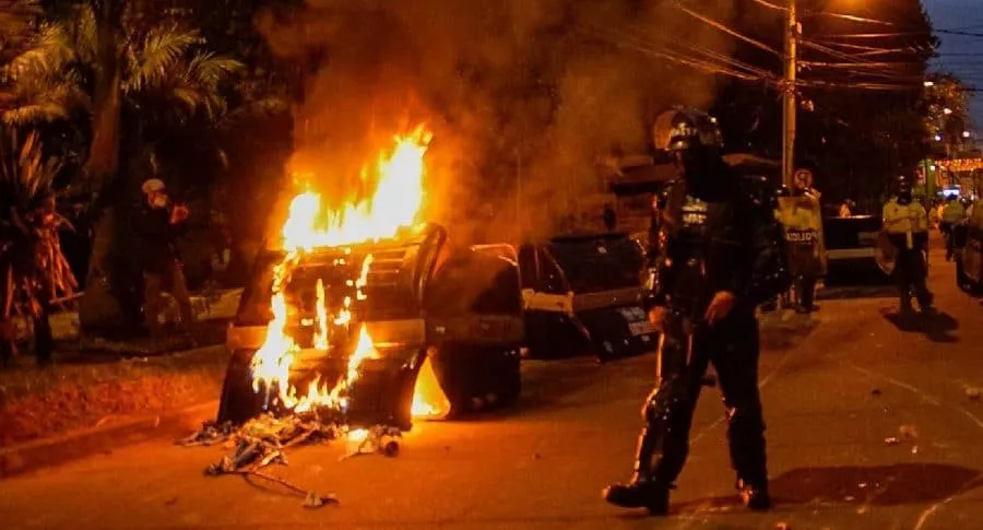 Imagen de referencia de los disturbios en Bogotá, a propósito de la denuncia de agresión contra un capitán de la Policía.