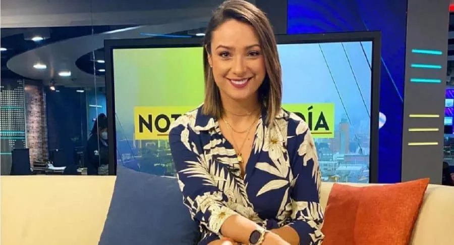 Mónica Jaramillo en el set de Noticias Caracol, quien se va del noticiero