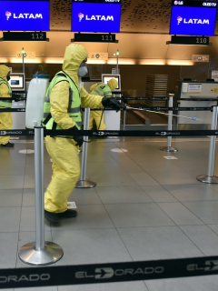 Equipos de desinfección limpian el Aeropuerto El Dorado de Bogotá durante la pandemia de COVID-19.