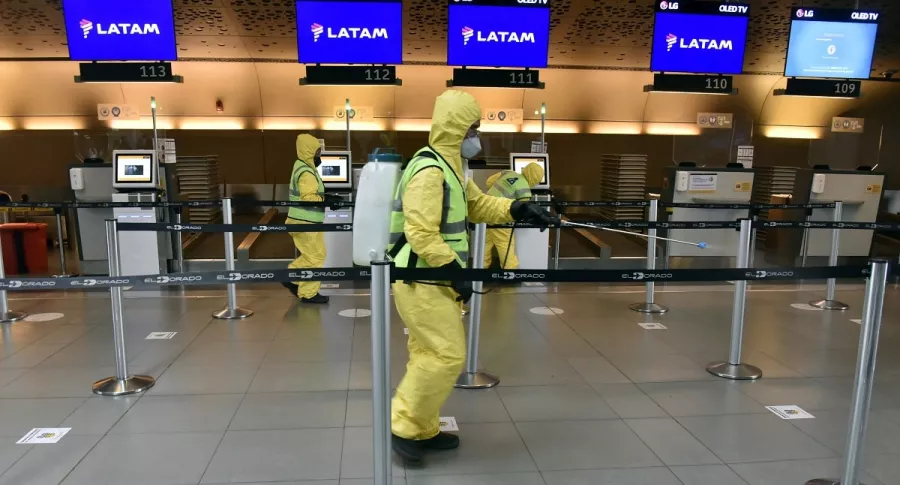 Equipos de desinfección limpian el Aeropuerto El Dorado de Bogotá durante la pandemia de COVID-19.