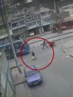 Imagen del momento en que un conductor de bus de SITP atropelló a adulta mayor