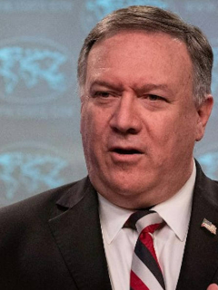 Nicolás Maduro (i) y Mike Pompeo