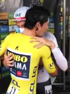 Pogacar y Roglic lloran y se dan abrazo en el Tour de Francia