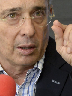 Álvaro Uribe, cuya libertad tardaría unas semanas más, habla en rueda de prensa en 2017.