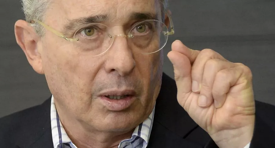 Álvaro Uribe, cuya libertad tardaría unas semanas más, habla en rueda de prensa en 2017.