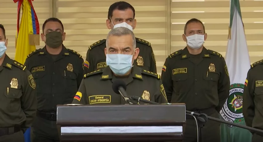 Óscar Atehortúa, director de la Policía: el general informó que ningún policía está autorizado para usar armas de fuego en manifestaciones. 