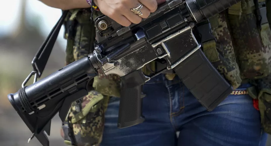 Persona con arma de fuego: confirman reclutamiento de menores por parte de disidencias de las Farc. 