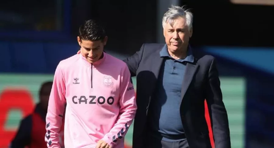 Carlo Ancelotti saluda a James Rodríguez al final del partido en que Everton derrotó a West Bromwich Albion (Premier League) y por el cual el técnico alabó la “calidad” del colombiano.
