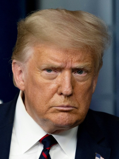 Logo de TikTok al lado del Donald Trump