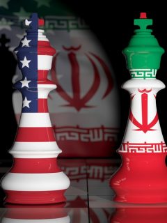Banderas de Estados Unidos e Irán en reyes de ajedrez. Imagen de referencia para ilustrar tensión entre esos dos países por medida unilateral de EE.UU. para reestablecer sanciones de la ONU contra la nación islámica.